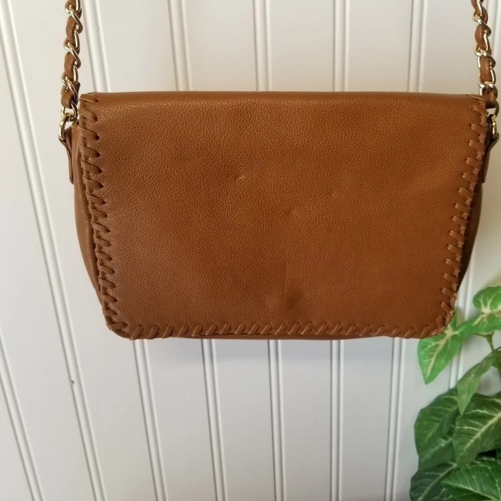 Forever 21 Faux Leather Crossbody Purse with Gold Chain - Picture 2 of 6